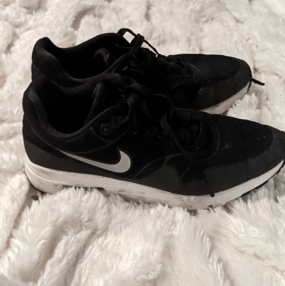 Black nike shoes